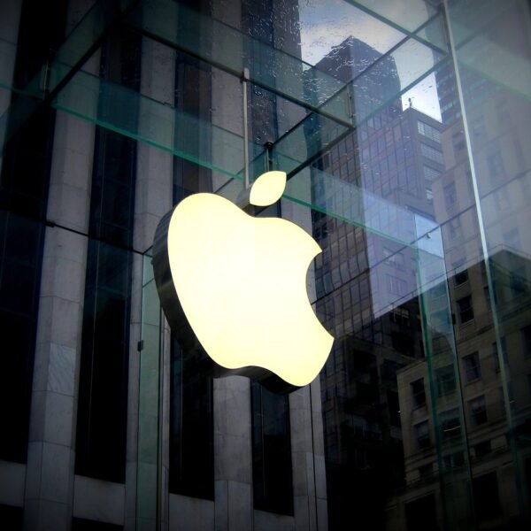 iPhone & iPad Users Must Update Now To…