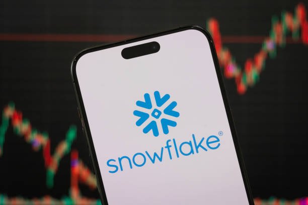 Snowflake Buys Crunchy Data to…