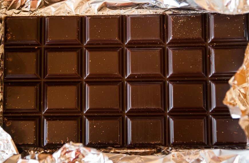 Why You Crave Chocolate During Your Period – What Your Body is Really Telling You
