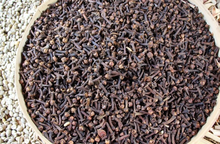 Cloves: 7 Surprising Health Benefits of This Small Spice