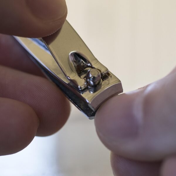 7 Simple Steps to Clip Your Nails Safely&hellip;